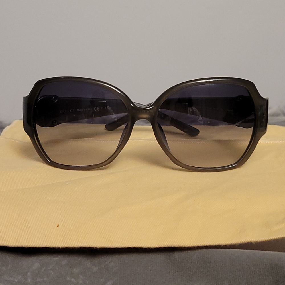Gucci gray sunglasses 🕶